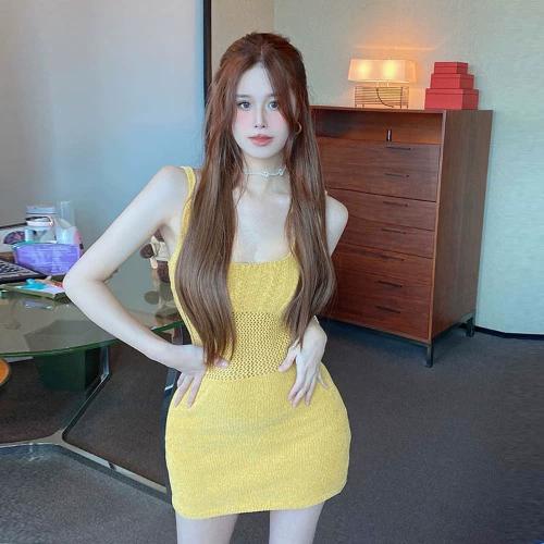 小众独特别致方领短款包臀短裙子设计感针织收腰方领吊带连衣裙